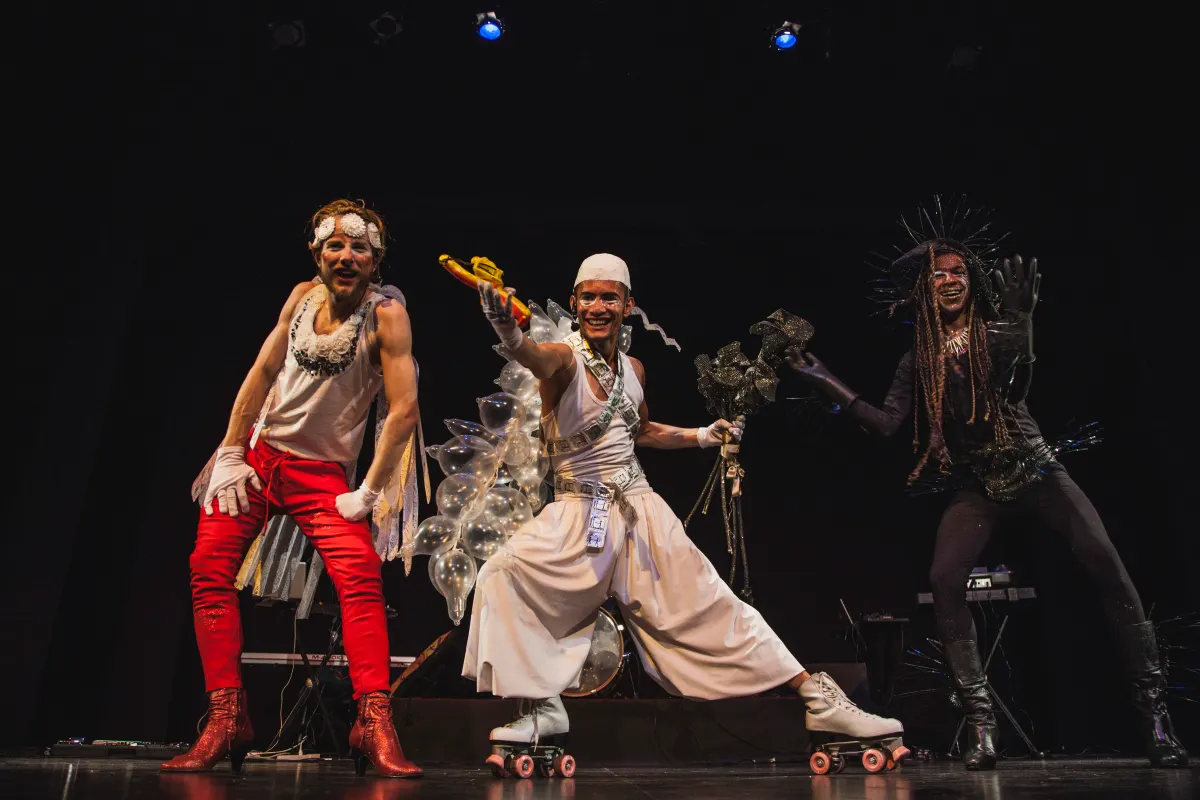 Spectacle théâtral avec costumes de création sur scène