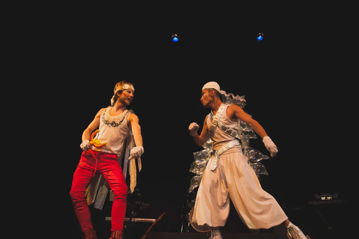 Performance scénique en duo lors d'un événement