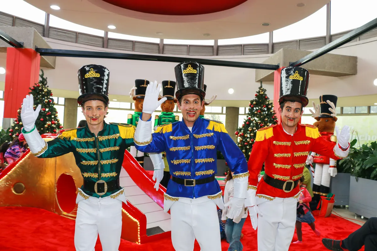 Trio de personnages costumés lors d'une animation de Noël en entreprise